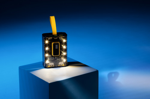 Зарядное устройство "Shine" 9000 mAh с LED-подсветкой, встроенными кабелями Type-C/Lightning/USB, черный с желтым